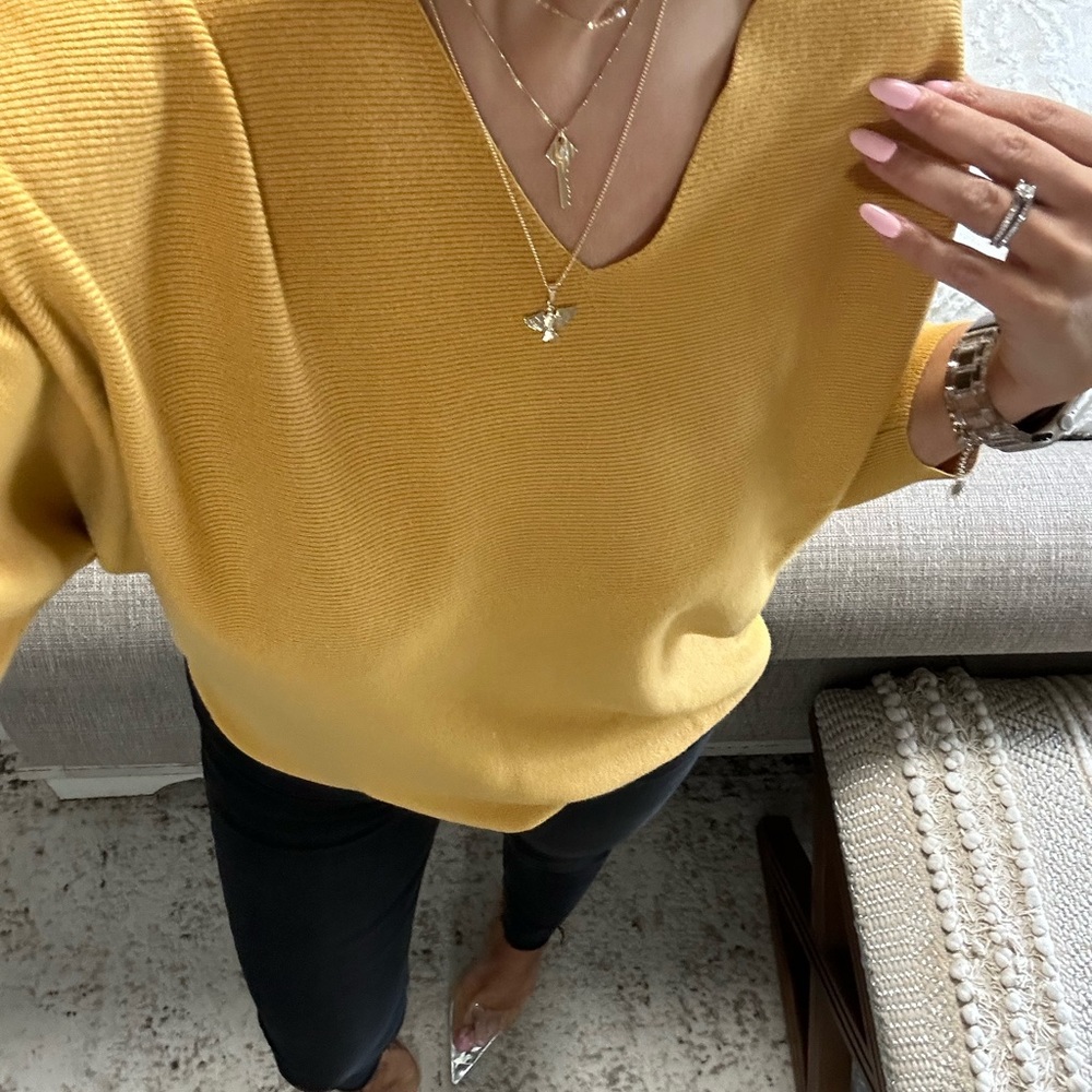 New❤️Soft ribbed v cut turmeric color top - Picture 4 of 7